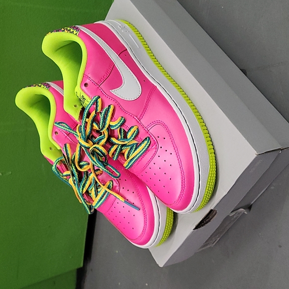 Nike - Picture 2 of 3